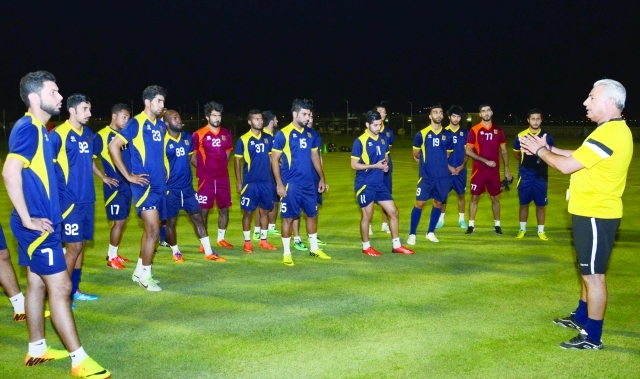 "المدرب التونسي شهاب الليلي يتحدث للاعبين \t البيان"