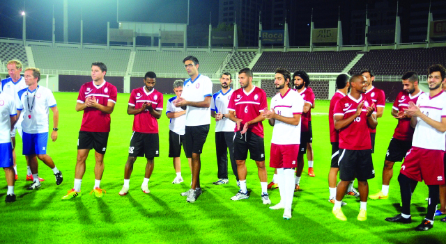 "المدرب يعطي التعليمات للاعبي الوحدة البيان"