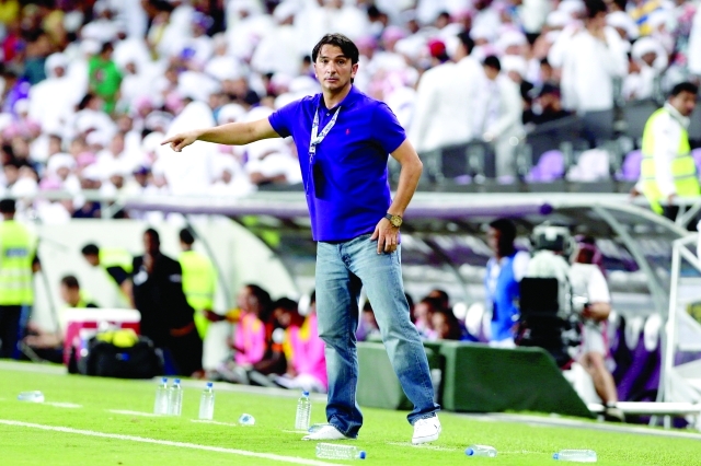 "زلاتكو يعطي تعليماته للاعبين"