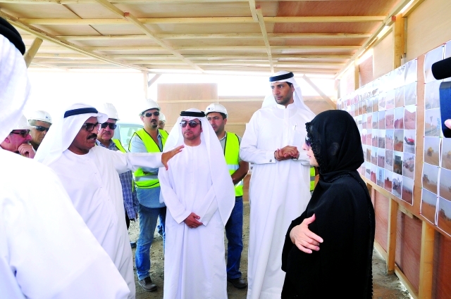 "عبد الله النعيمي خلال تفقده مشروع تطوير مدخل أم القيوين\t\tالبيان"