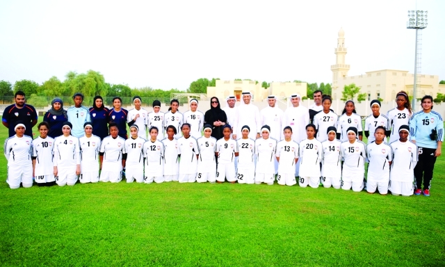 "منتخب الناشئات مع عدد من الإداريينالبيان"