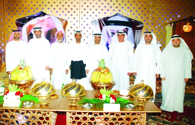 "العريس سالم العامري يتوسط سعيد محمد السويدي وماجد الكثيري ومحمد مشيط المزروعي ومحمد سعيد بن نهيم العامري"