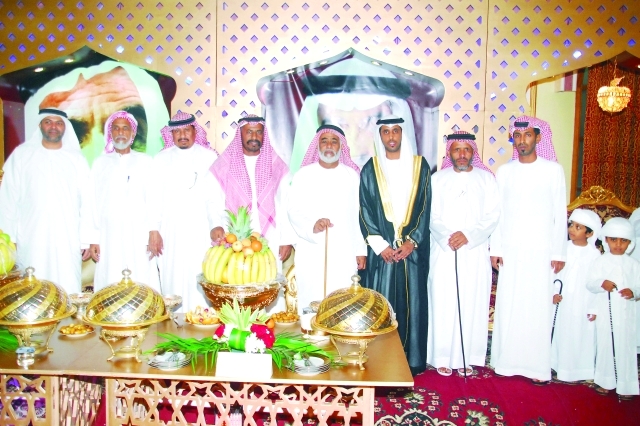 "العريس سالم العامري يتوسط صالح عبدالله العامري وكرامة سعيد العامري وأحمد ناصر العامري ومحمد سعيد بن نهيم العامري وصالح برك"