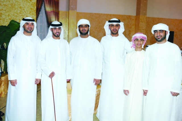 "العريس يتوسط محمد الكتبي وعدداً من الأهل والأصدقاء"