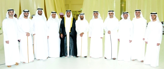 "العريس مع شقيقيه مطر ومبارك وعدد من الأصدقاء"