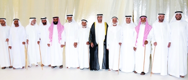 "جمعة سعيد حارب العميمي يتوسط عدداً من الشخصيات وأسرة العريس"