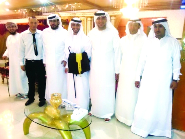 "العريس يتوسط الأهل والأصدقاء"