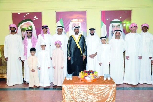 "العريس يتوسط الأهل والأصدقاء"