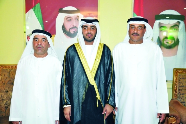 "العريس يتوسط والده وثاني الحمادي"