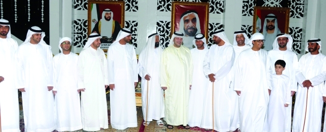 "سعيد بن طحنون يتوسط العريسين ووالدهما وأهل العروسين"