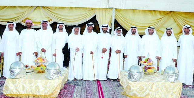 "العريس يتوسط سالم بن هويدن وراشد بن محيان وسالم بن محمد ومحمد عبدالله وسيف وسلطان بن غرير وعدداً من الحضور"