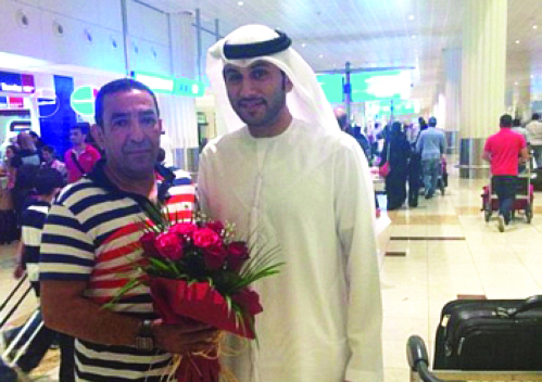 "سعود صالح خلال استقبال المدرب بوحديوي بالمطار من المصدر"