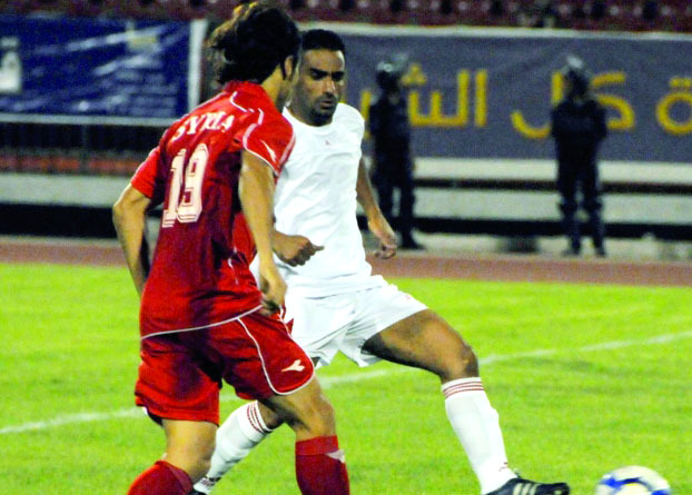"علي النونو في مباراة للمنتخب اليمني مع نظيره السوري بصنعاء 2010"