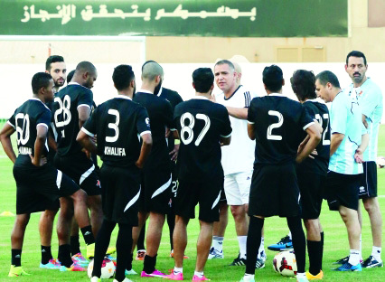 "فتحي الجبال المدرب الجديد مع اللاعبين"