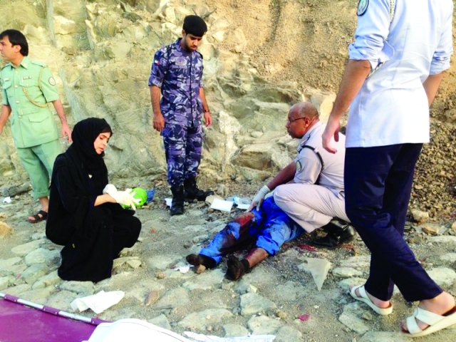 "إسعاف أحد المصابين"