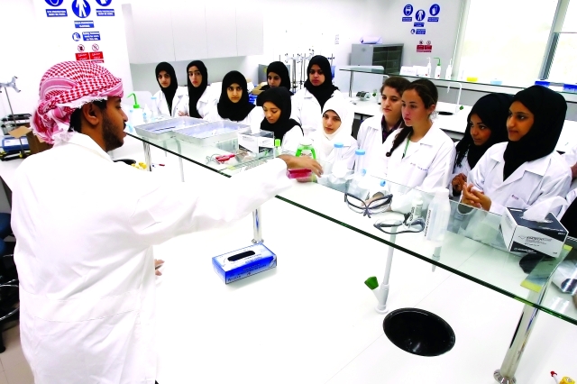 "عمار صالح البريكي يدرب الطالبات"