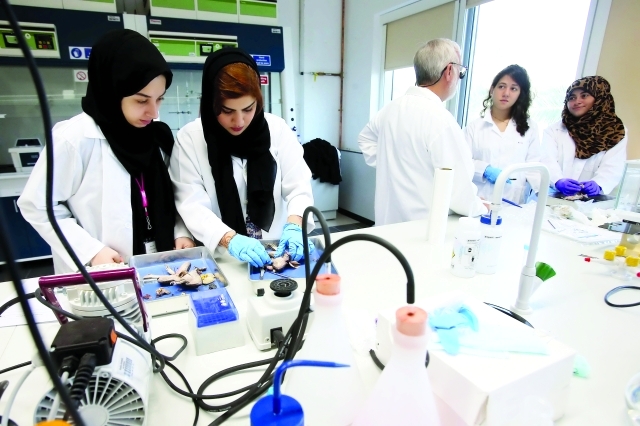 "مجموعة من الطالبات مع أحد الأساتذة خلال التدريب العملي \t تصوير: مجدي إسكندر"