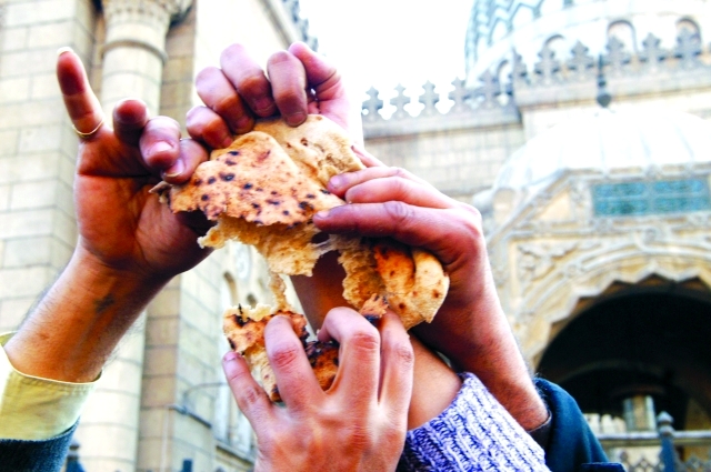 "وهنا طعام عنوانه الهدر"