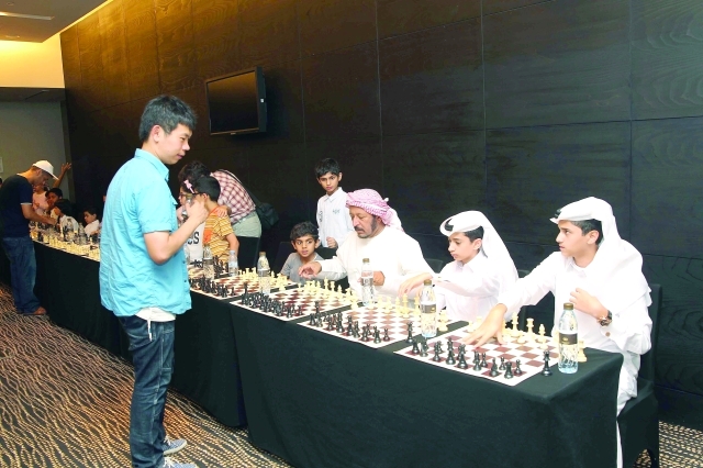 "الصيني وانغ هاو المصنف الأول يستعرض أمام نجوم الإماراتمن المصدر"