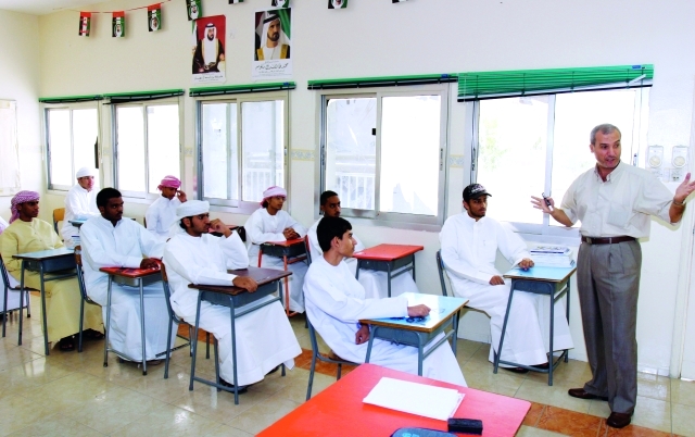 "خلال توزيع الكتب على طلاب المدارس الحكومية \t\t\t\t\t\t البيان"