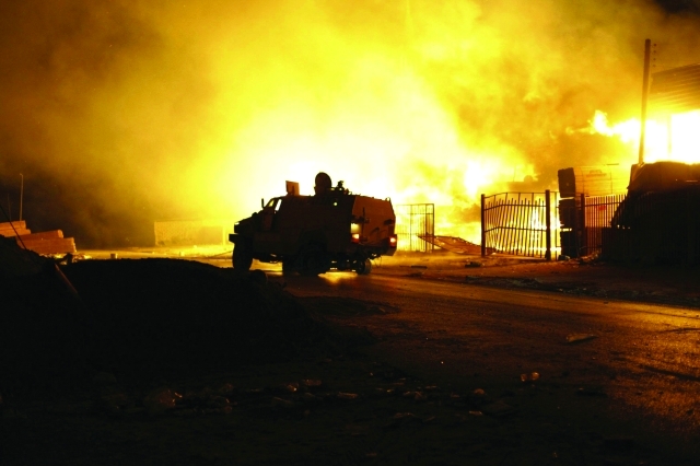 "النيران تشتعل في مبنى بطرابلس بفعل الاشتباكات رويترز"