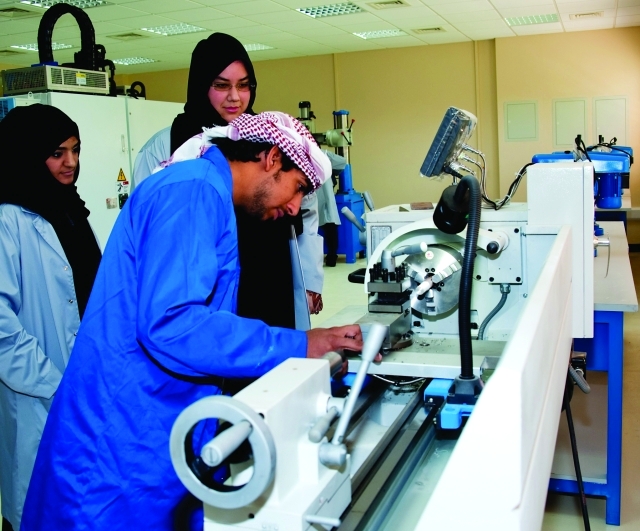 "كليات التقنية العلياً تطرح برامج أكاديمية متميزة لطلبتها البيان"