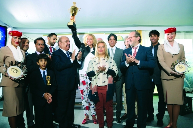 "عاصم آل رحمة وكبار الحضور مع بطل كأس زايد تصويرـ مرهف العساف"