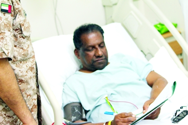 "يوسف الحمادي يوقع على أوراق التحاق ابنته       \t\tوام"