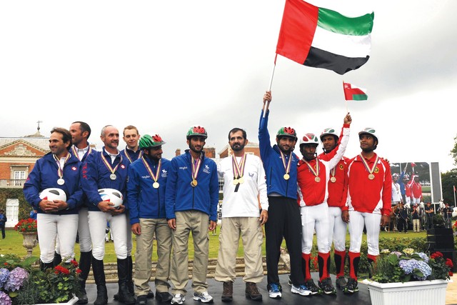 "محمد بن راشد يتوسط  فرسان  الامارات وحمدان بن محمد يرفع  علم الدولة  عالياً\tالبيان"
