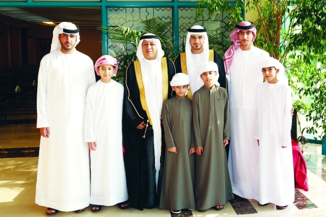 "العريس ووالده يتوسطان أقارب العروس"