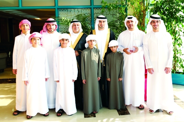 "العريس ووالده يتوسطان الأهل والأقارب"