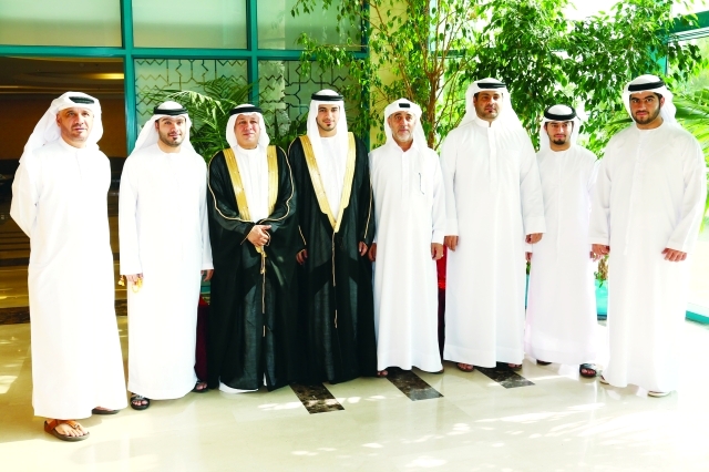 "العريس ووالده يتوسطان يوسف أمين ومحمد حاجي ومحمد يوسف ووليد الحمادي وسعيد أمين                               تصوير- موهان"