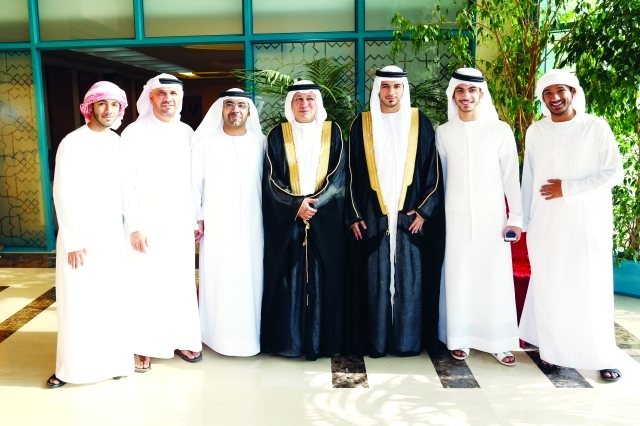 "العريس ووالده يتوسطان فهد الحمادي وعمر فؤاد ونواف الحمادي وسعيد أمين وهزاع الحمادي"