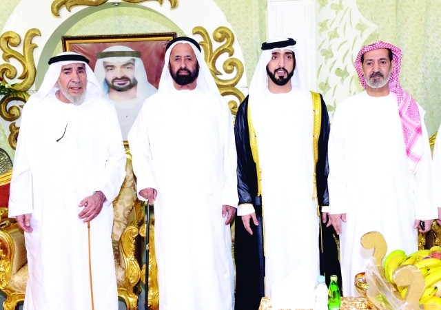 "والد العروس والعريس خليل ووالد العريس ومبارك المنصوري"
