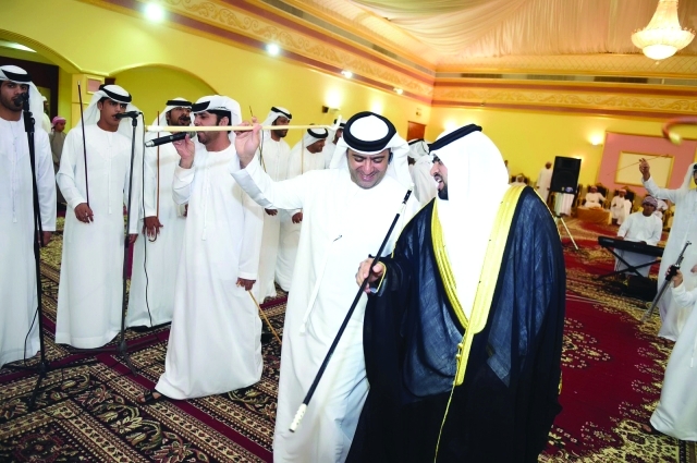 "العريس يشارك في الرقص الشعبي بمرافقة الفرقة الفنية"