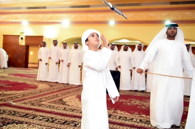 "فتى يقدم عرضاً في اليولة"