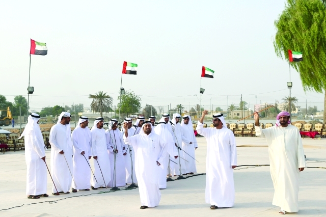 "المشاركة في الرقص الشعبي خلال الحفل"