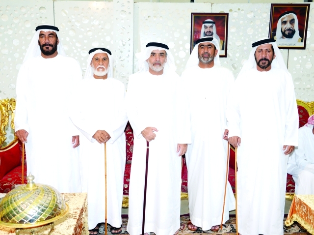 "محمد بن سعود الشامسي وسالم بن ضاعن وعدد من الحضور"