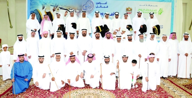 "لقطة جماعية تضم كبار الحضور والعرسان"