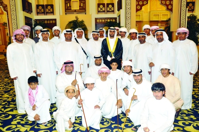 "العريس يتوسط الأهل والأقارب"