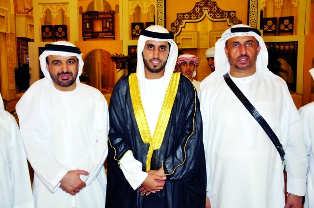 "العريس يتوسط والده ووالد العروس"