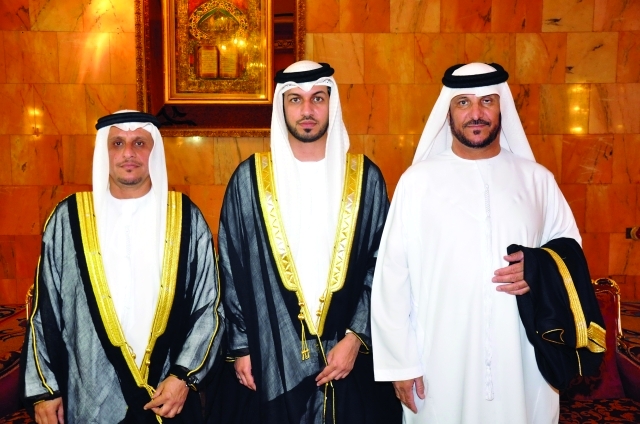 "العريس يتوسط والده محمد وعمه فيصل"