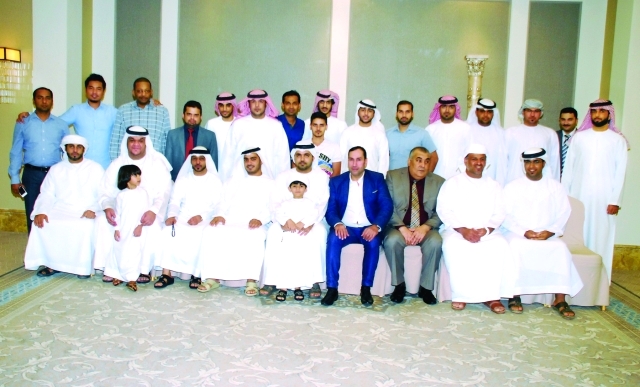 "سلطان صغير البلوشي يتوسط العاملين المكرمين من المجموعة"