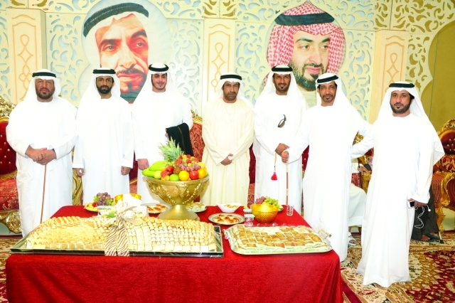 "د. محمد بن حم وعبد الله بالركاض وأحمد بالحطم ووالد العريس مع العريس وعدد من الحضور"