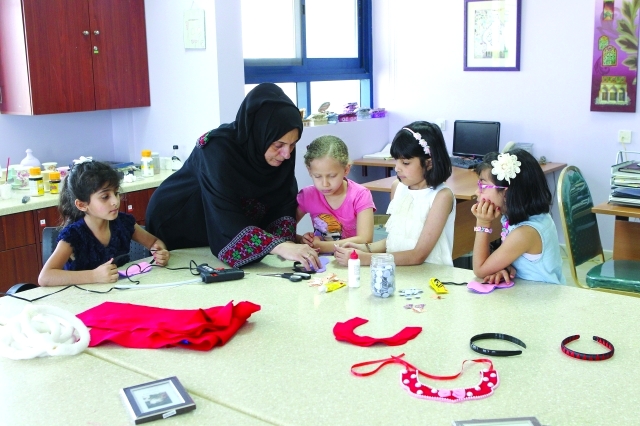 "تدريب الفتيات على الأشغال اليدوية"