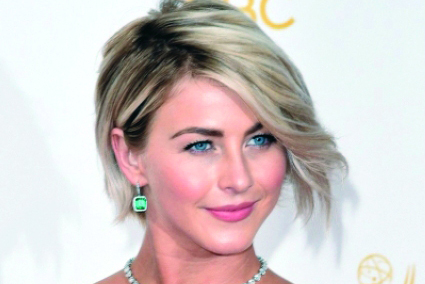 إطلالات ماسية لنجمات حفل جوائز «إيمي»
