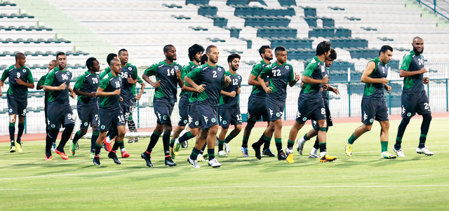 "لاعبو الشباب خلال تدريبات سابقة"