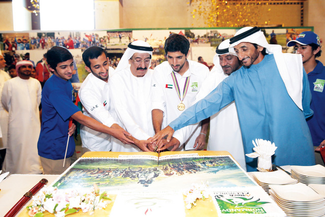 "حمدان بن محمد يحتفل بالفوز في حضور أحمد بن سعيد وأحمد بن حشر ومحمد النابودة"