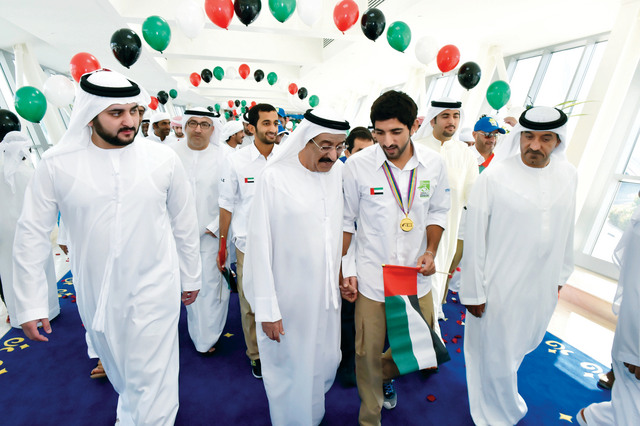 "ولي عهد دبي لدى وصوله المطار مع مستقبليه مكتوم بن محمد وأحمد بن سعيد ومحمد بن مكتوم ومحمد النابودة"