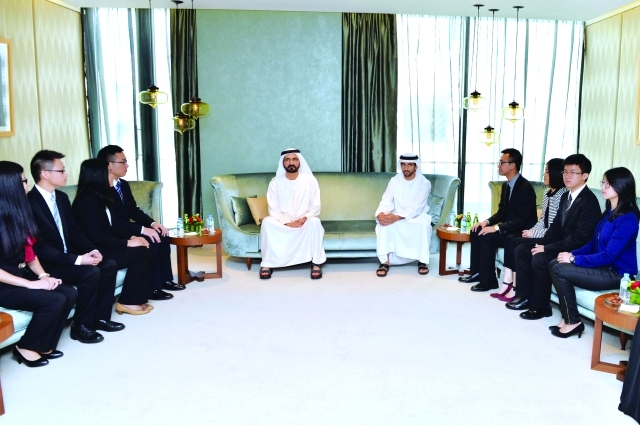 "محمد بن راشد يلتقي بحضور حمدان بن محمد الطلبة الصينيين الملتحقين في برنامج دبي تصوير: سيف محمد"